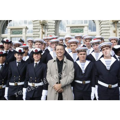 L'acteur Bernard Giraudeau entouré d'élèves de l'école des mousses à Brest.