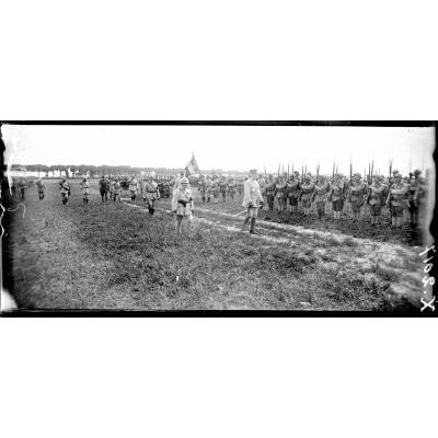 Près de Bergues (Nord), prise d'armes de la 1ère DI de la 1re armée, le général Pétain passe devant ses troupes. [légende d'origine]
