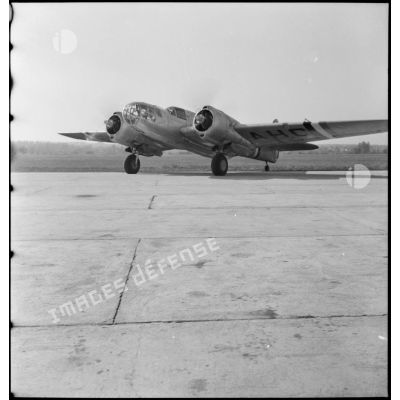 Arrivée du bombardier Glenn Martin "Capitaine Rolland" sur l'aérodrome de Vichy-Rhue.