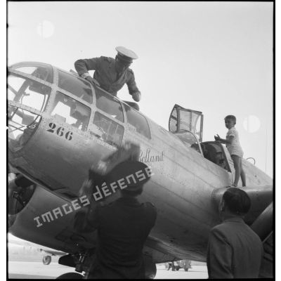 Débarquement des passagers du Glenn Martin F 167 "Capitaine Rolland".