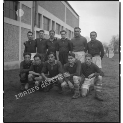 Photographie de l'équipe de football de la base aérienne de Vichy ou de Châteauroux.