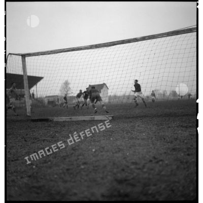Phase du match de football opposant les équipes des bases aériennes de Vichy et de Châteauroux.
