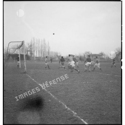 Phase du match de football opposant les équipes des bases aériennes de Vichy et de Châteauroux.