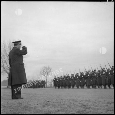 Défilé de troupes à pieds sur le terrain de Vichy-Rhue.