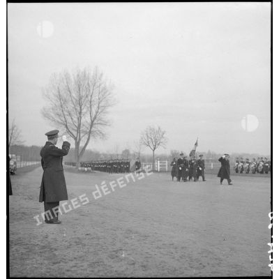 Défilé de troupes à pieds sur le terrain de Vichy-Rhue.