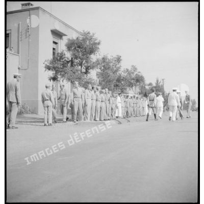 Revue des troupes par les généraux sur la base aérienne de Marrakech.