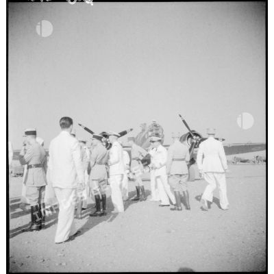 Inspection du matériel par les généraux devant un avion de la promotion des EOA sur la base aérienne de Marrakech.