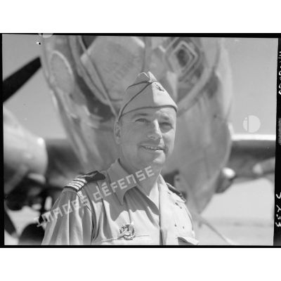 Le commandant du groupe de bombardement I/22 Maroc, le commandant Steff devant un B-26 Marauder sur un terrain d'aviation italien.