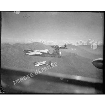 Vue aérienne des bombardiers B-26 Marauder pendant leur mission.