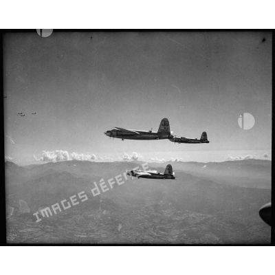 Vue aérienne des bombardiers B-26 Marauder pendant leur mission.