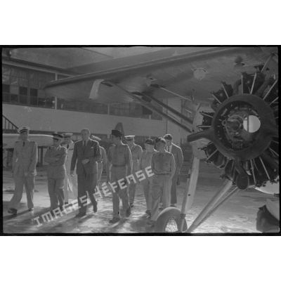 Visite de M. Grenier dans les hangars pour avions d'entraînements au CPPN de Casablanca.