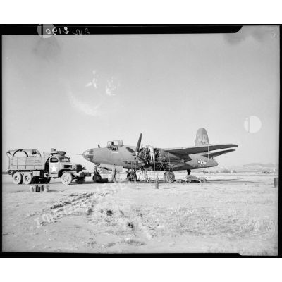 Mise au point d'un moteur de  B-26 Marauder sur la piste de Tunisie.