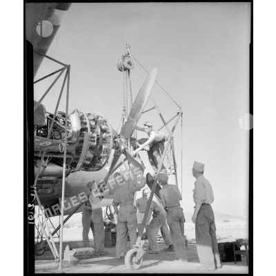 Montage d'une hélice d'un B-26 Marauder sur une piste de Tunisie.