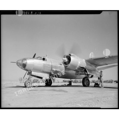 Un B-26 Marauder se met en position pour décoller sur la piste en Tunisie.