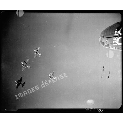 Vol de groupe de bombardiers B-26 Marauder dans le ciel de Tunisie.
