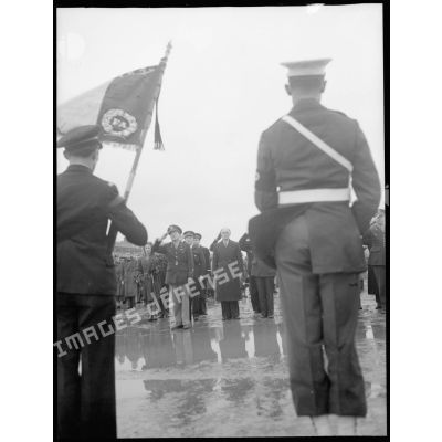 Salut aux drapeaux lors de la cérémonie officielle du baptême de l'avion France Libre le 25 octobre 1944 au Bourget.