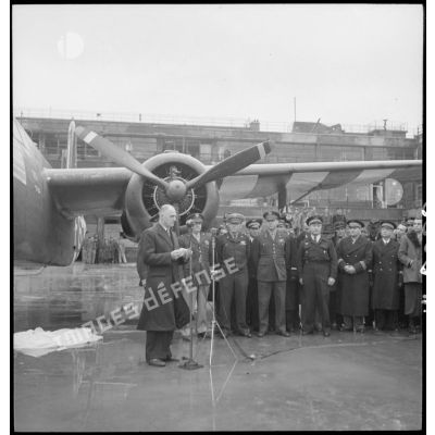 Charles Tillon, ministre de l'Air en France, fait un discours lors de la cérémonie officielle du baptême de l'avion "France Libre" le 25 octobre 1944, au Bourget.<br>