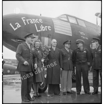 Le général de l'armée de l'Air américaine, Monique Rolland, Tillon et des officiers de l'armée de l'Air américaine posent devant l'avion "France Libre" lors de son baptême officiel le 25 octobre 1944, au Bourget.