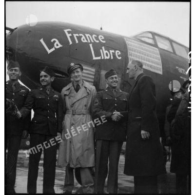 Tillon sert la main à un caporal chef américain lors de la cérémonie officielle du baptême de l'avion "France Libre" le 25 octobre 1944, au Bourget.