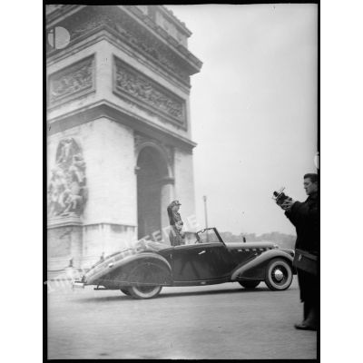 Le général Koenig arrive en voiture sur la place de l'Etoile pour la cérémonie du 11 novembre à Paris, en 1944.