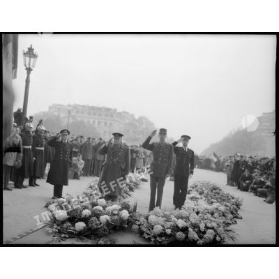 De Gaulle et Churchill, devant la tombe du soldat inconnu pour la cérémonie du 11 novembre à Paris, en 1944.