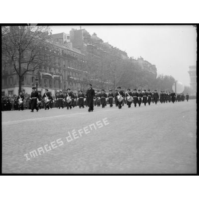 La musique de l'air défile sur les Champs-Elysées lors de la cérémonie du 11 novembre à Paris, en 1944.