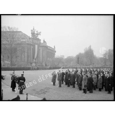 Winston Churchill et  De Gaulle saluent la statue de Clemenceau lors de la cérémonie du 11 novembre à Paris, en 1944.