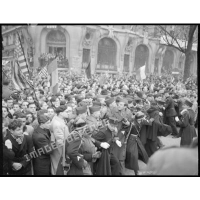 La foule assiste à la cérémonie du 11 novembre à Paris, en 1944.
