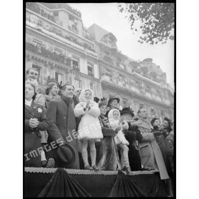 La population civile assiste à la cérémonie du 11 novembre à Paris, en 1944.