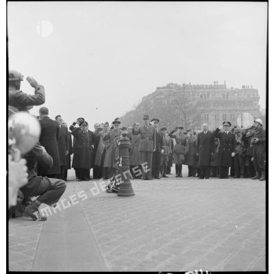 Winston Churchill et  De Gaulle arrivent à l'Arc de Triomphe et font le salut militaire devant la tombe du soldat inconnu lors de la cérémonie du 11 novembre à Paris, en 1944.