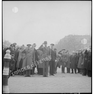 Winston Churchill et  De Gaulle arrivent à l'Arc de Triomphe et font le salut militaire devant la tombe du soldat inconnu lors de la cérémonie du 11 novembre à Paris, en 1944.