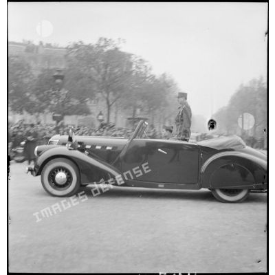 Le général Koenig arrive en voiture sur la place de l'Etoile pour la cérémonie du 11 novembre à Paris, en 1944.