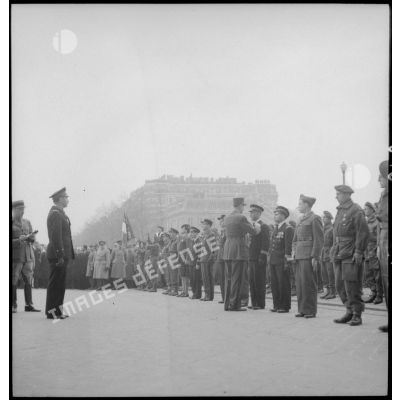 Remise de décorations par De Gaulle lors de la cérémonie du 11 novembre à Paris, en 1944.