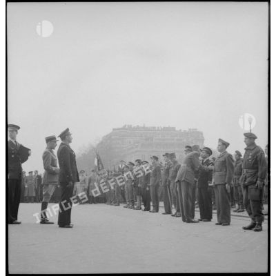 Remise de décorations par De Gaulle lors de la cérémonie du 11 novembre à Paris, en 1944.