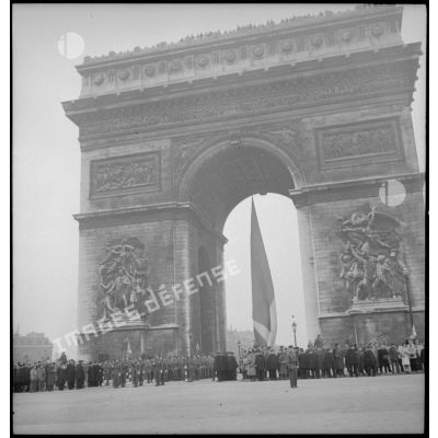 Les troupes sont rassemblées à l'Arc de Triomphe pour la cérémonie du 11 novembre à Paris, en 1944.