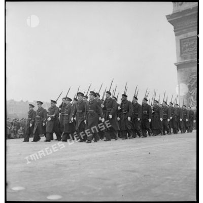 Défilé du bataillon 117 sur les Champs-Elysées lors de la cérémonie du 11 novembre à Paris, en 1944.