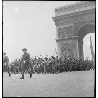 Défilé du régiment de chasseurs parachutistes sur les Champs-Elysées lors de la cérémonie du 11 novembre à Paris, en 1944.