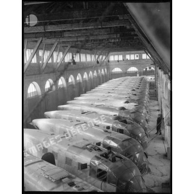 Alignement de fuselages d'avions NC 701 Siebel Martinet prêts à recevoir les voilures dans une usine S.N.C.A.C. (Société Nationale des Constructions Aéronautiques du Centre).