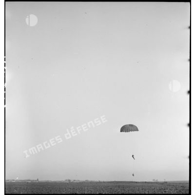 Un parachutiste français précédé de son équipement va attérrir sur le sol d'Epernay.