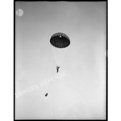 Un parachutiste français pendant sa descente.