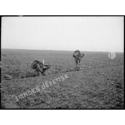 Exercice d'attaque au sol de parachutistes français, à Epernay.