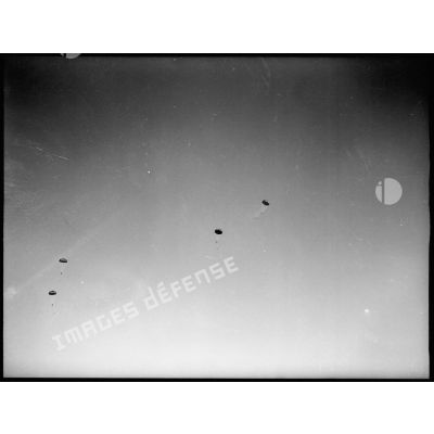Descente d'un groupe de parachutistes français sur le sol d'Epernay.