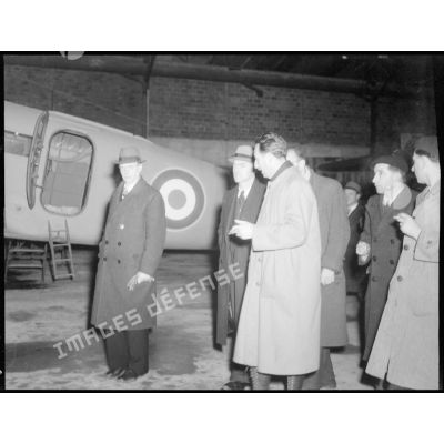 Charles Tillon, ministre de l'Air, accompagné du préfet du Cher et de M. Girard, directeur des usines de la S.N.C.A.C., visite les installations de Bourges.