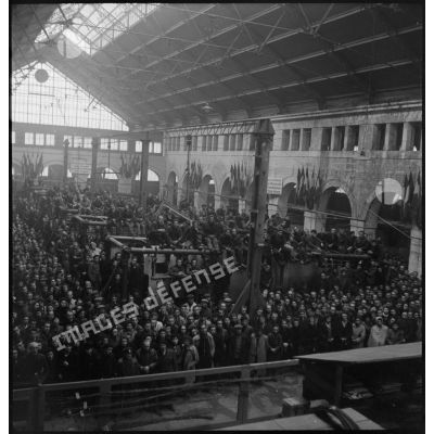 Après sa visite de l'usine de Bourges appartenant à la S.N.C.A.C., Charles Tillon, ministre de l'Air, fait un discours devant les ouvriers.