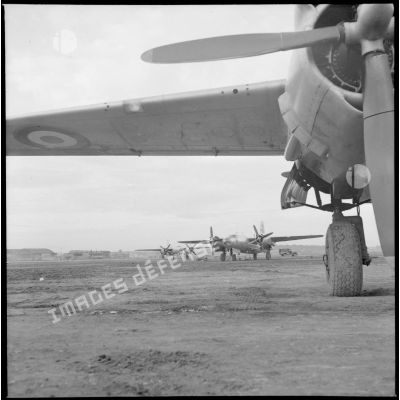 Gros plan sur l'hélice et l'aile droite d'un avion Martin B-26 Marauder stationné sur un terrain d'aviation.
