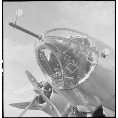 Avant de partir en mission, le mitrailleur vérifie son arme à bord d'un avion Martin B-26 Marauder.