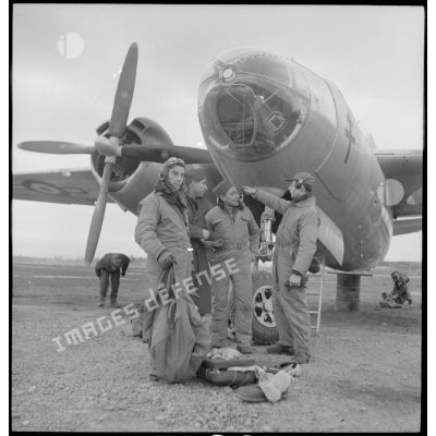 Au retour de la mission, les équipages des Martin B-26 Marauder échangent leurs premiers commentaires sur le vol.