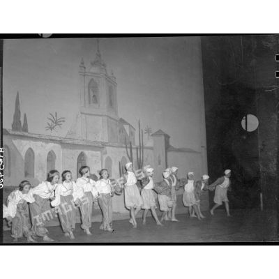Danse orientale de jeunes filles au théatre du Chatelet à l'ocasion de l'Arbre de Noël de l'Aviation.