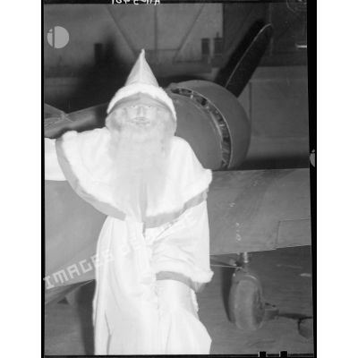 Arrivée du père Noël à l'Arbre de Noël de l'Aviation au théatre du Chatelet.