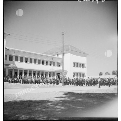 Elèves au garde à vous devant l'entrée de l'école de Fez.